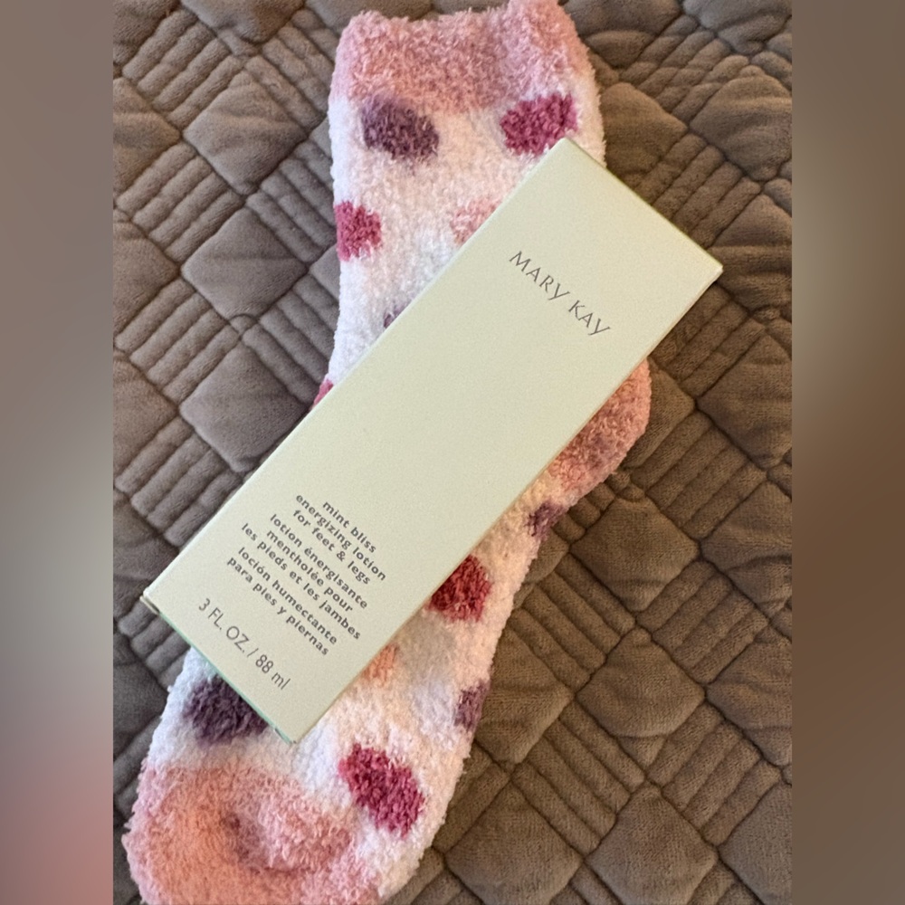 Mary Kay Mint Bliss Energizing Lotion with FREE fuzzy socks